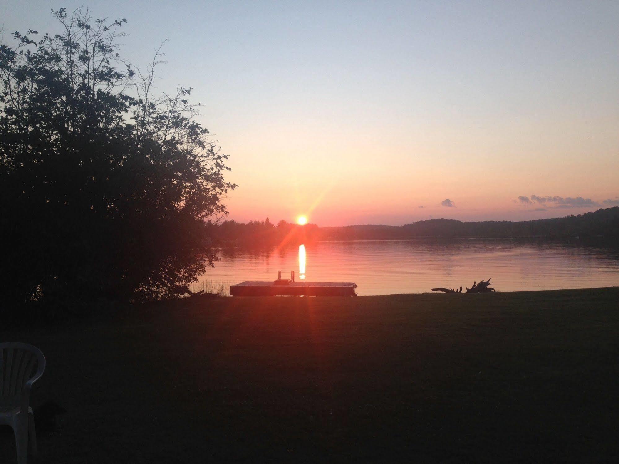 Algonquin'S Edge Resort Madawaska Ngoại thất bức ảnh